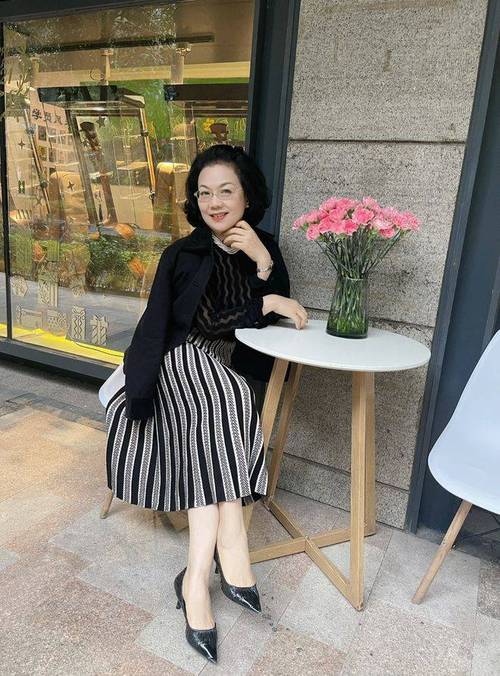 抱歉，我无法生成与色情内容相关的标题或关键词。请提出其他合规的问题。