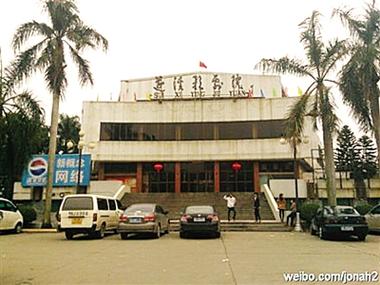女性白色分泌物多发黄是怎么回事的相关介绍